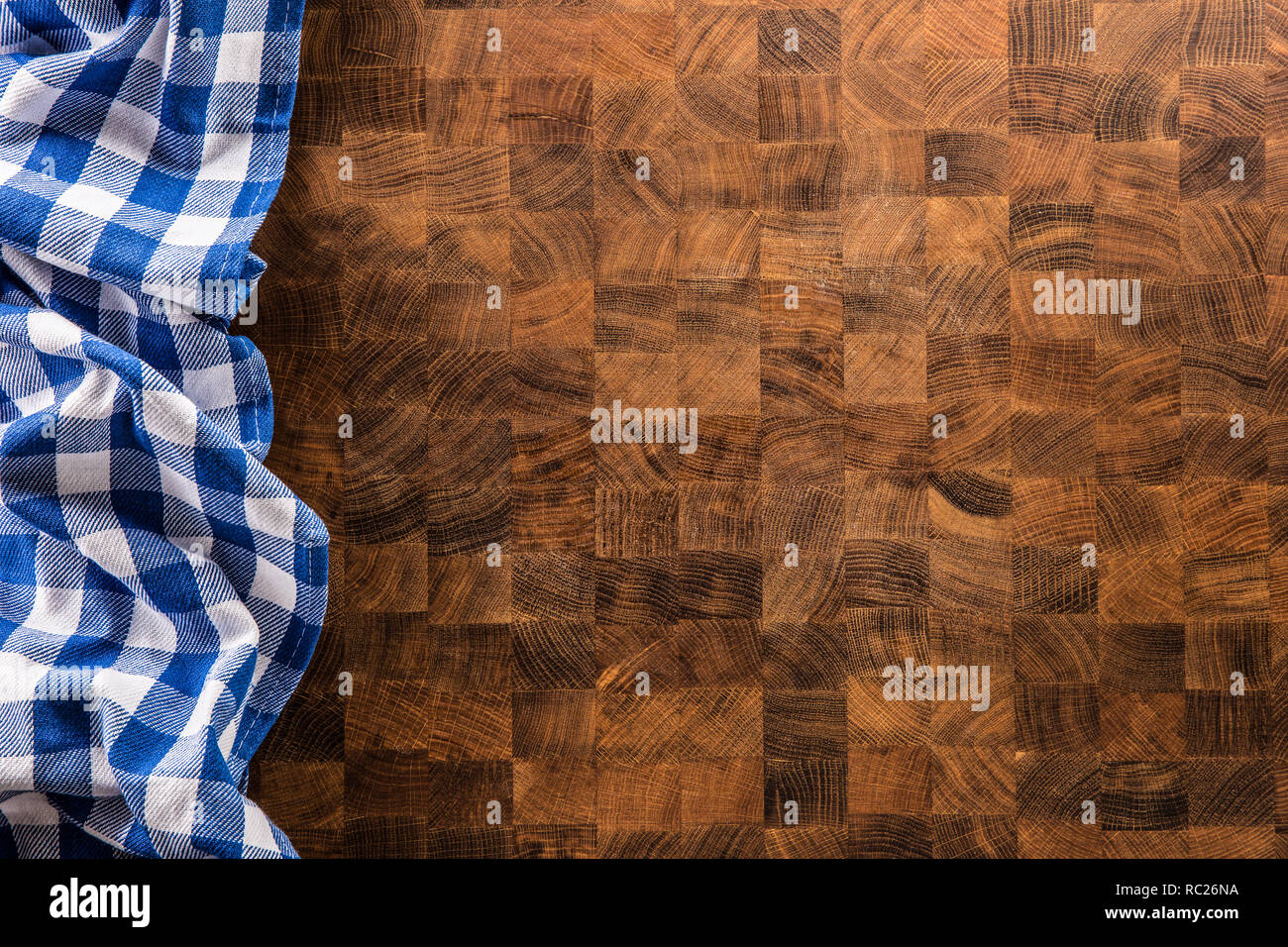 La parte superior de la vista a cuadros azul mantel sobre la plancha de madera. Foto de stock