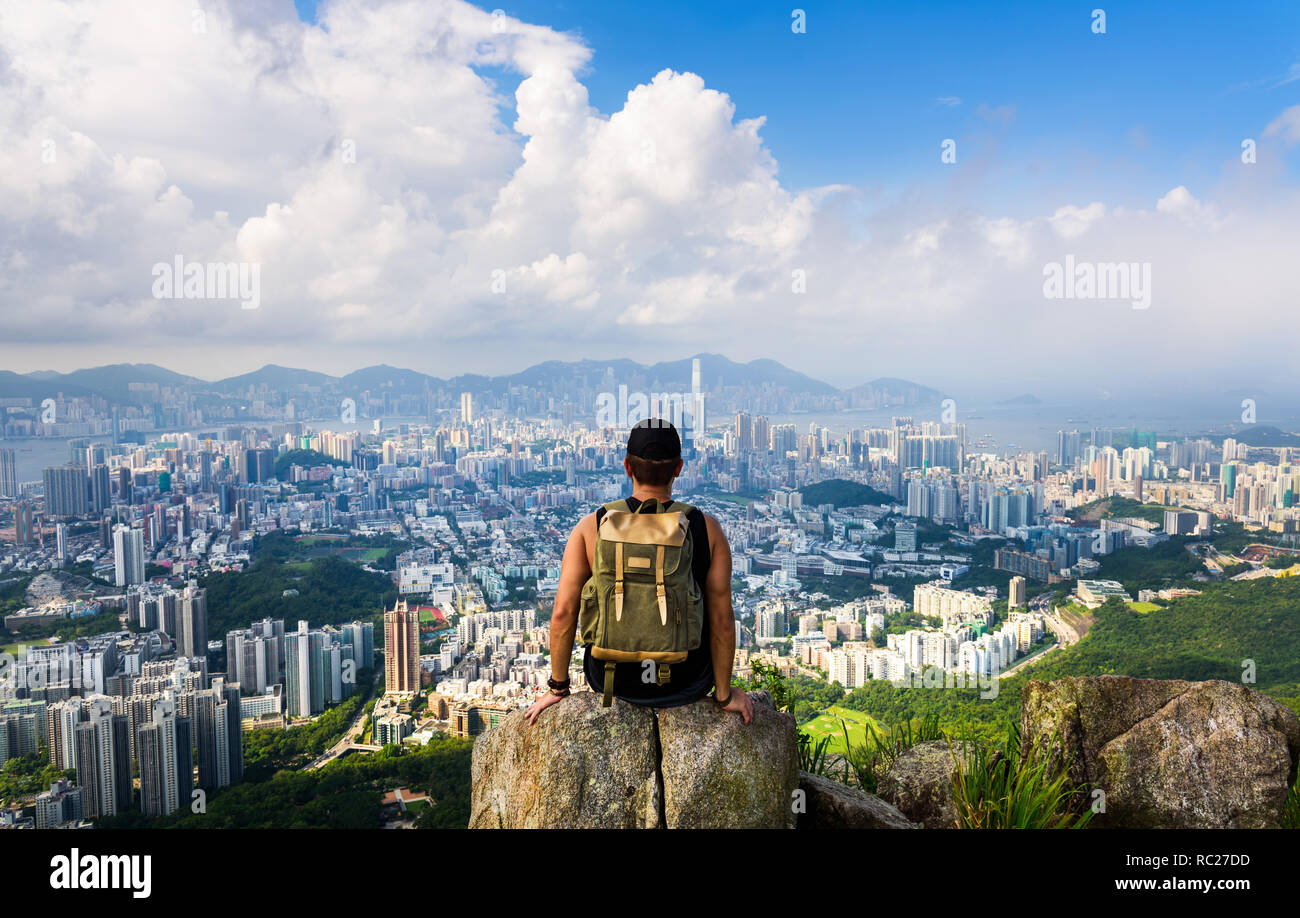 Hombre disfrutando la vista de Hong Kong desde la Roca León Foto de stock