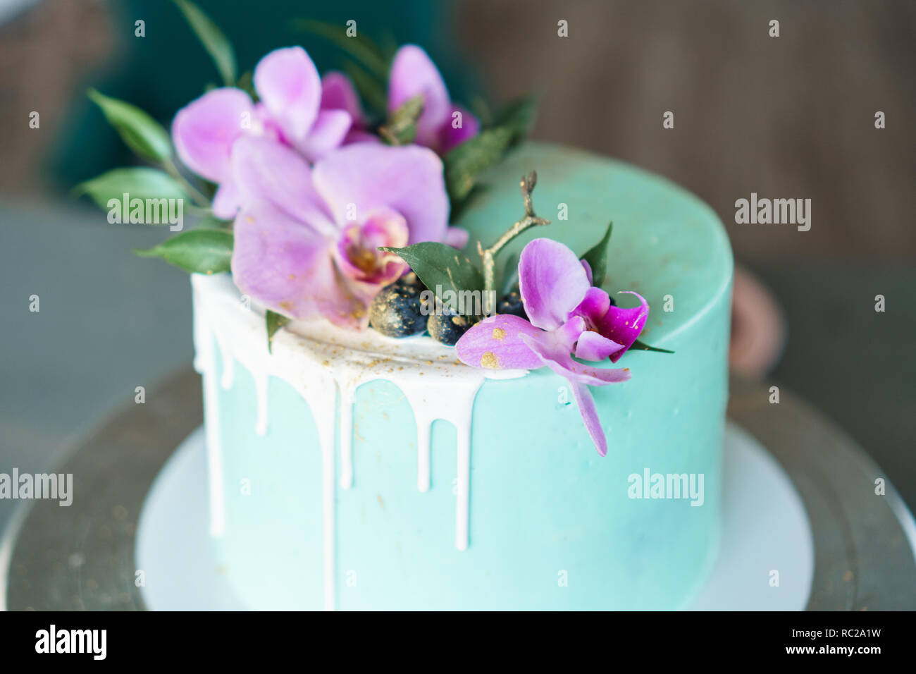 Bodas, Fiestas de cumpleaños, torta de galletas decoradas con Rosa orquídea  y arándanos Fotografía de stock - Alamy