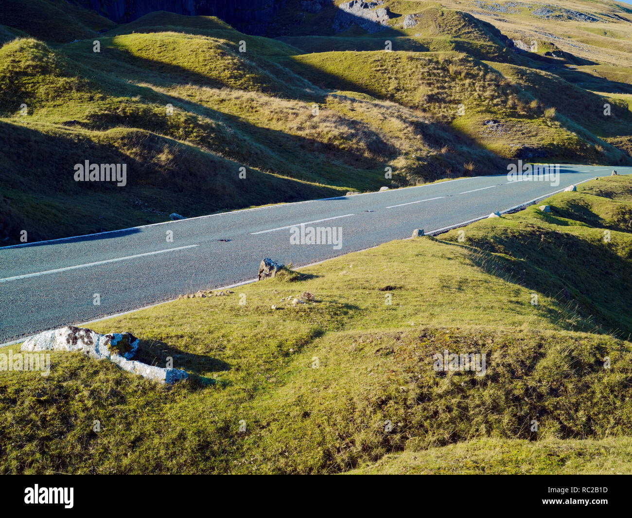 Una tranquila carretera disecciona el paisaje montañoso del Parque Nacional de Brecon Beacons. Foto de stock