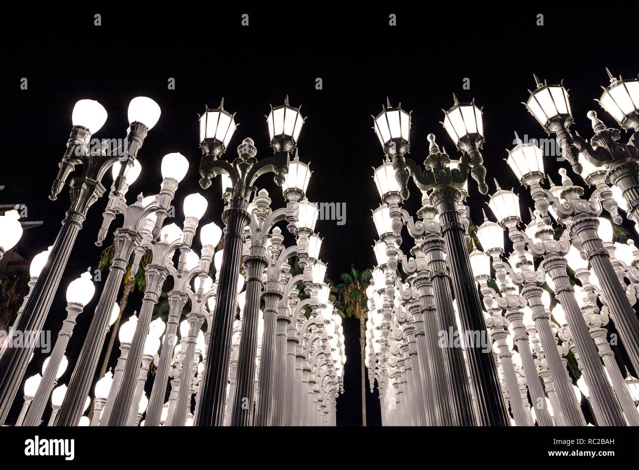 Los Angeles, California, Estados Unidos - 9 de agosto de 2018: urbano, la  escultura de luz a la entrada del Museo de Arte Contemporáneo de Los Angeles,  LACMA, compuesta de hileras de