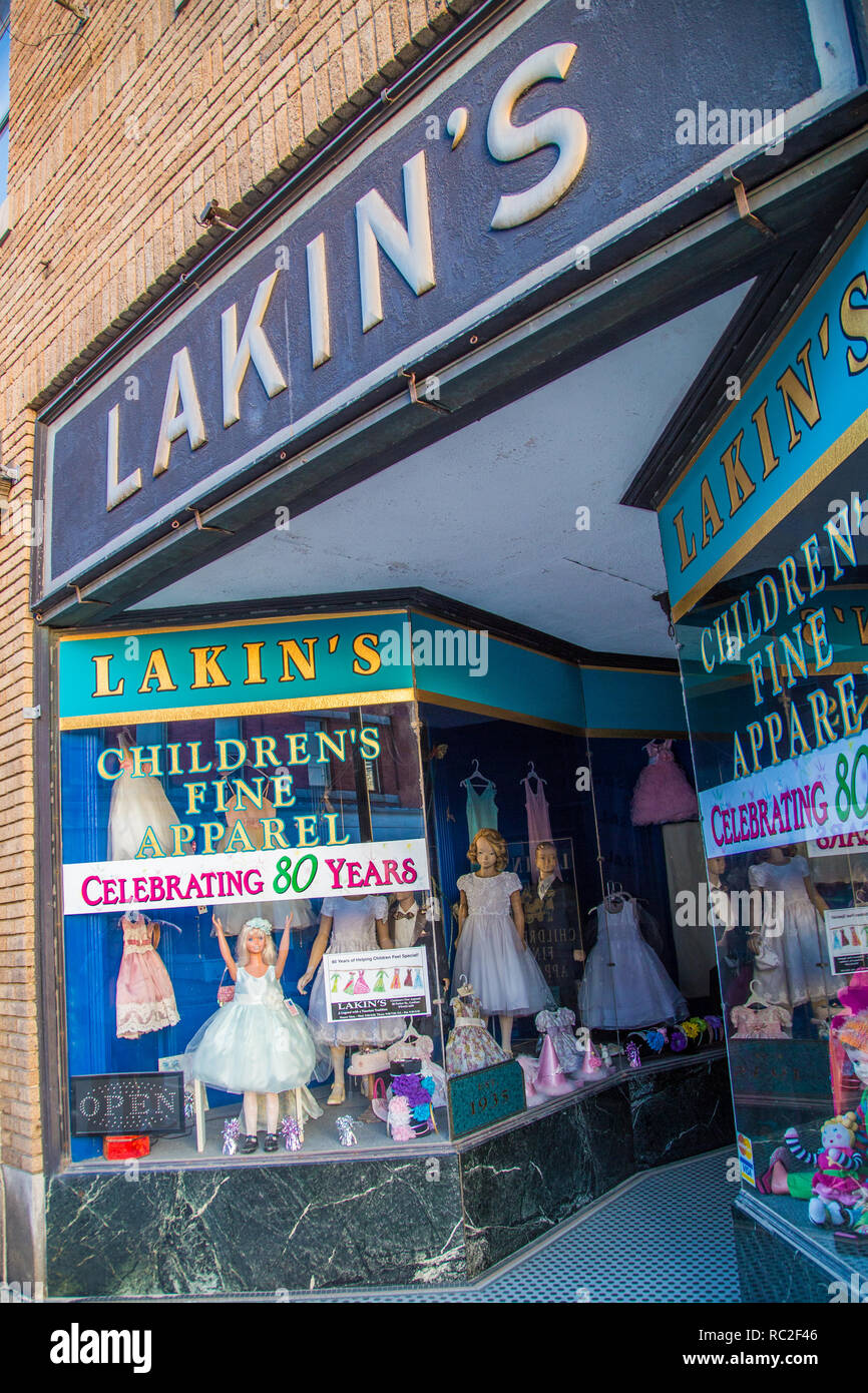 Lakin's Fine prendas de vestir para niños, una tienda de Gardner, MA Foto de stock