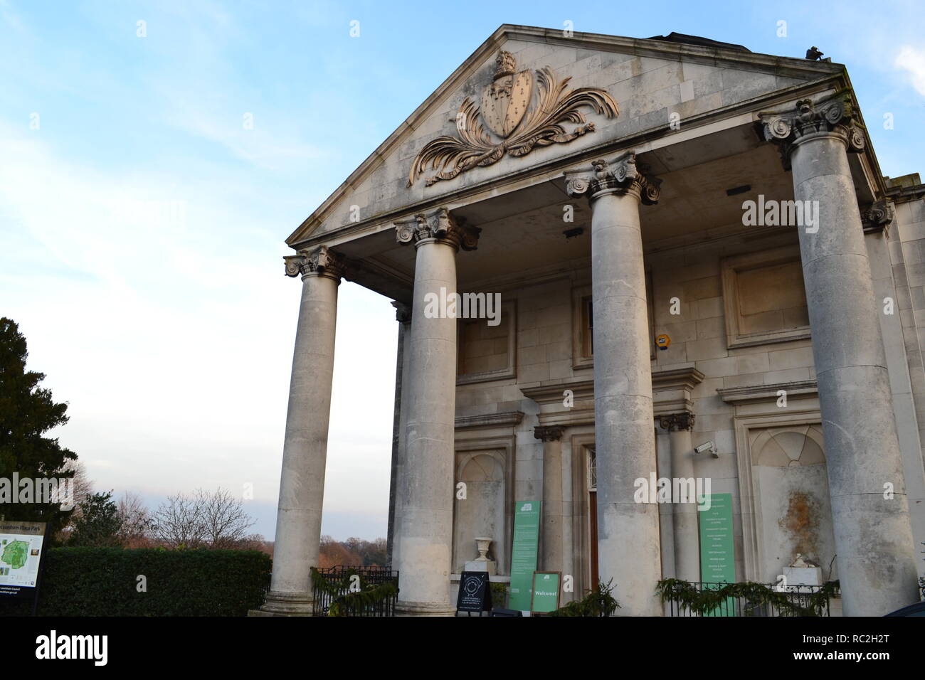 El redesarrollo de Beckenham Park Place, el sureste de Londres, enero de 2018. La fachada de la mansión palaciega de Georgia con sus pilares Foto de stock
