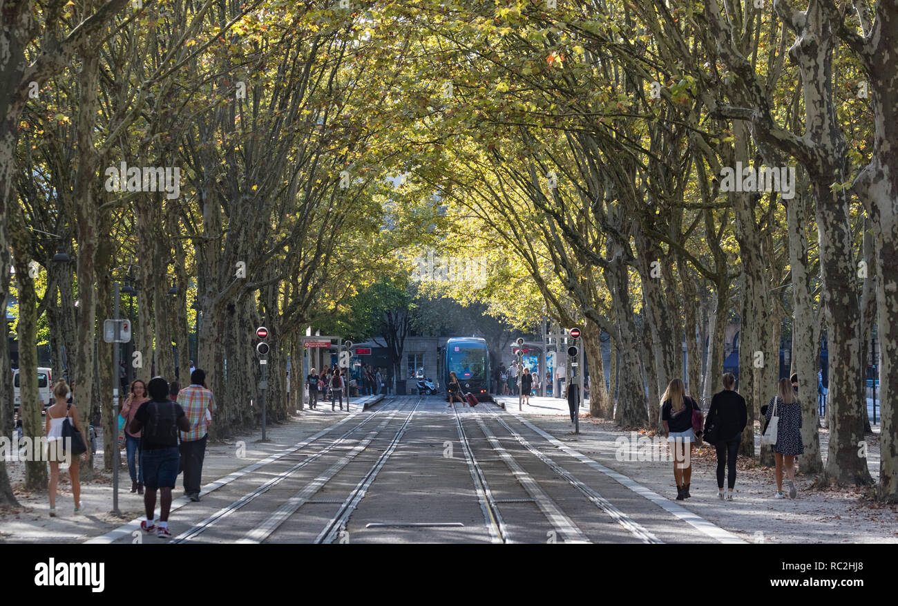 Burdeos, Francia - 27 de septiembre, 2018: Viajeros caminando hacia la parada de tranvía Quinconces durante la hora punta en la ciudad de Burdeos, Francia Foto de stock