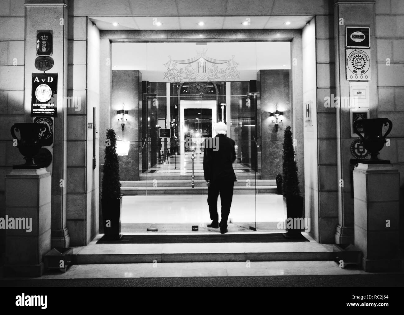 Fachada principal de la entrada del famoso hotel palacio que fue frecuentado por ambos espías alemanes y aliados durante la segunda guerra mundial, así como Ian Fleming Foto de stock