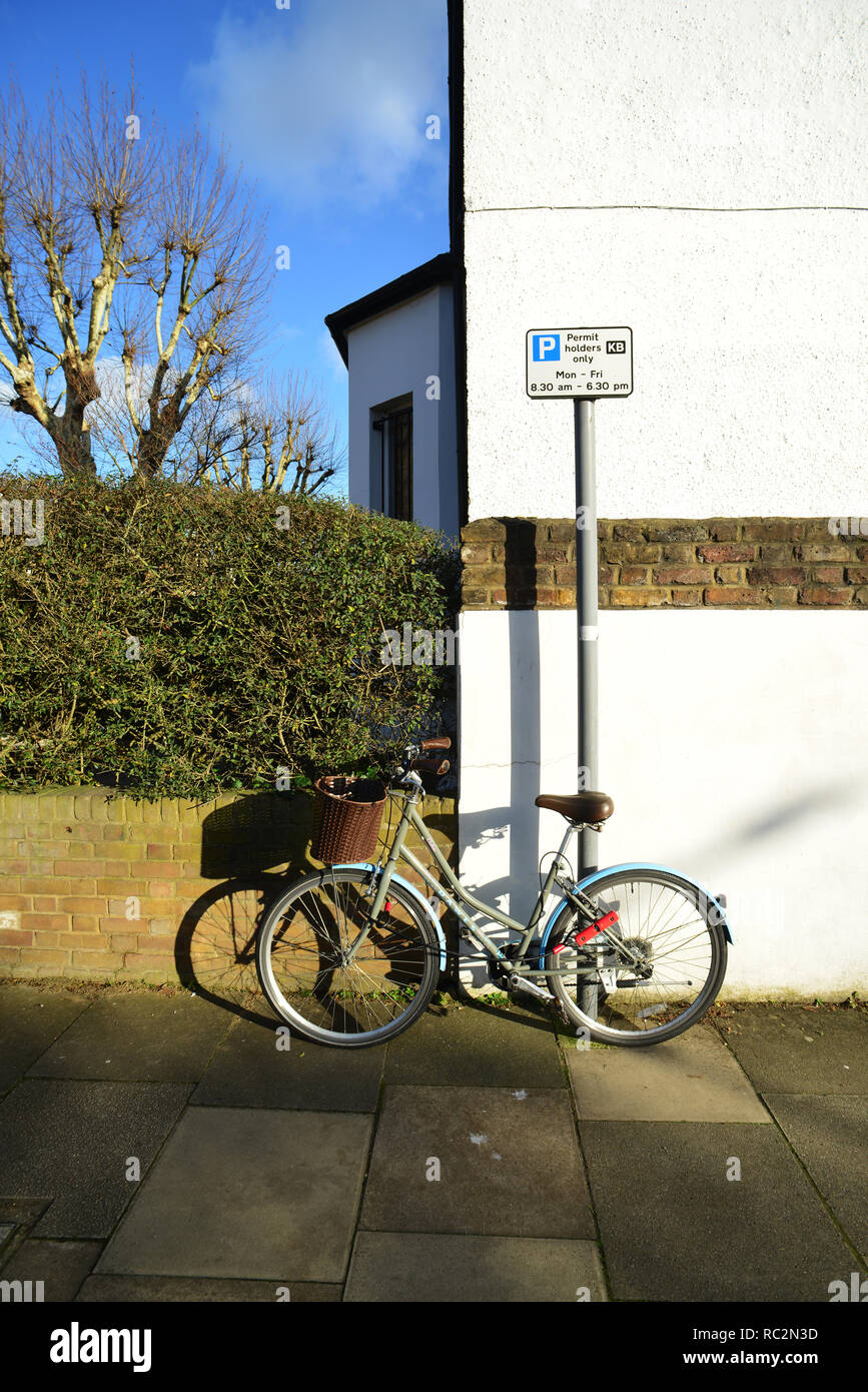 Reino Unido: Londres: Queen's Park: Woodville Road: bicicleta Foto de stock