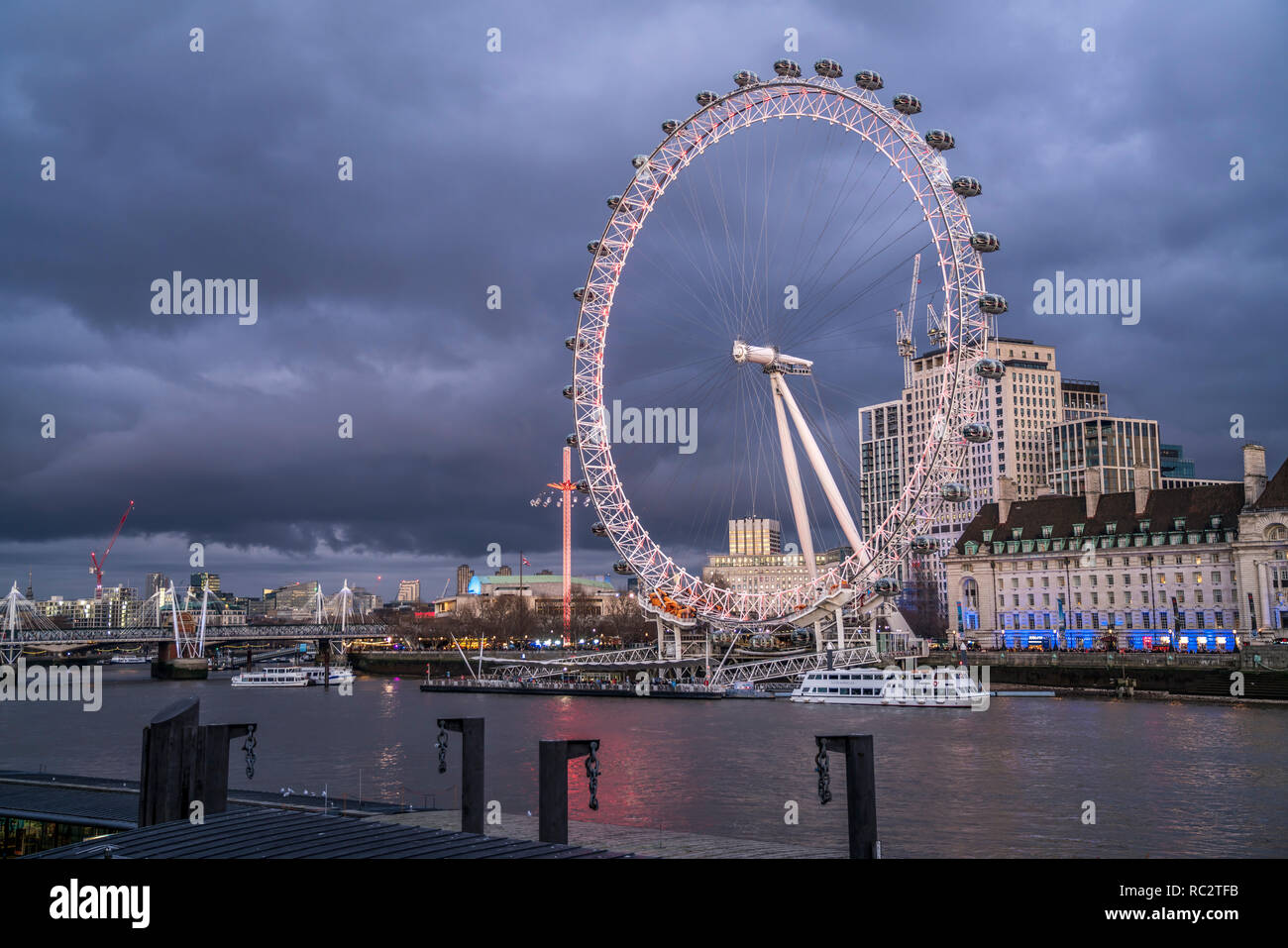 Riesenrad Das in der Abenddämmerung London Eye, Londres, Vereinigtes Königreich Großbritannien, Europa | la noria London Eye al anochecer, Londres, Grea Foto de stock