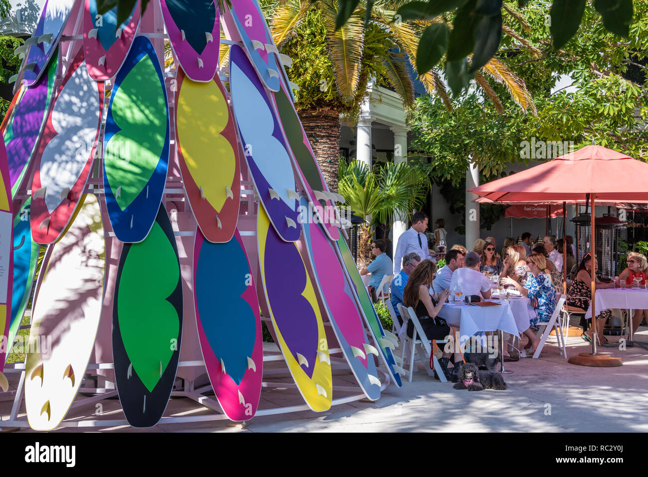 El comedor al aire libre en el lujoso Royal Poinciana Plaza en Palm Beach, Florida. (Ee.Uu.) Foto de stock