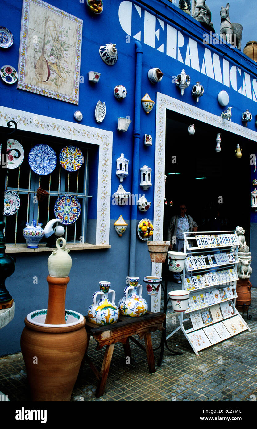 España - Islas Baleares - Mallorca. Manacor; cerámica y tienda de artesanía  Fotografía de stock - Alamy
