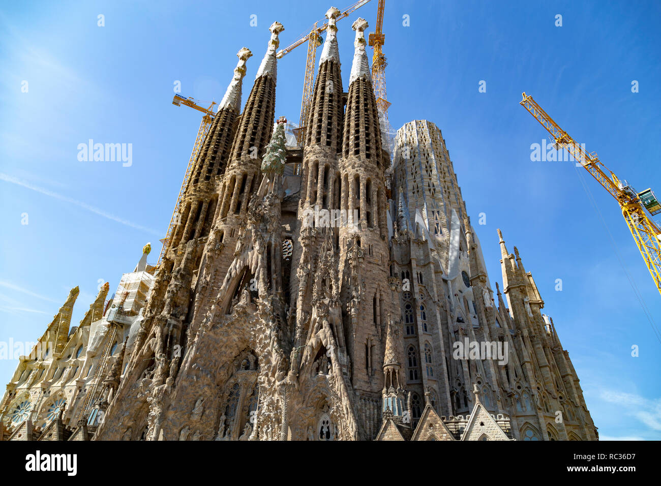 La iglesia de La Sagrada Familia vista frontal, diseñado por Antoni Gaudí, UNESCO, Barcelona, Cataluña (Catalunya), España Foto de stock