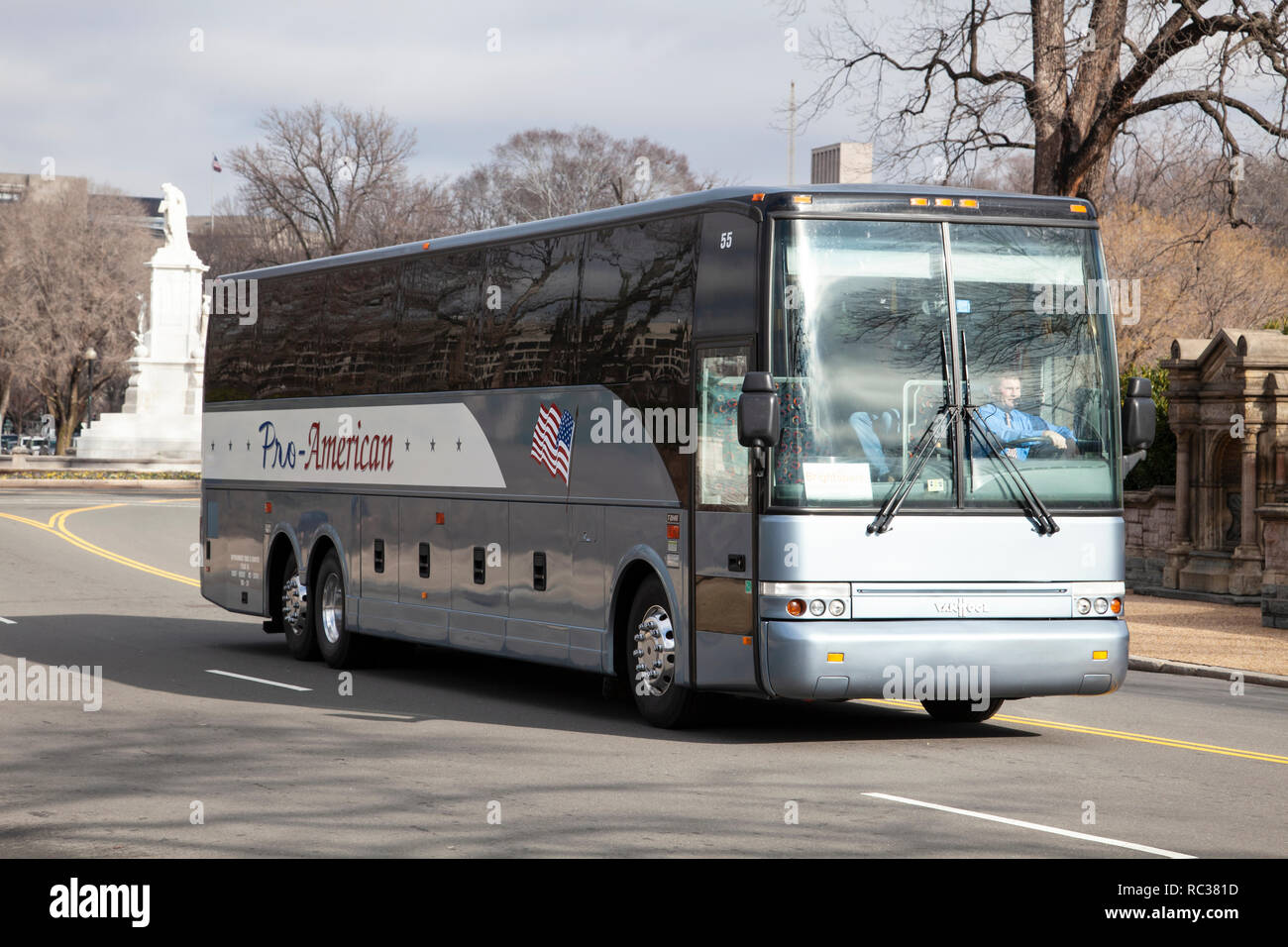 Autobús de lujo Pro-American pasando el edificio del Capitolio en Washington D.C. Foto de stock