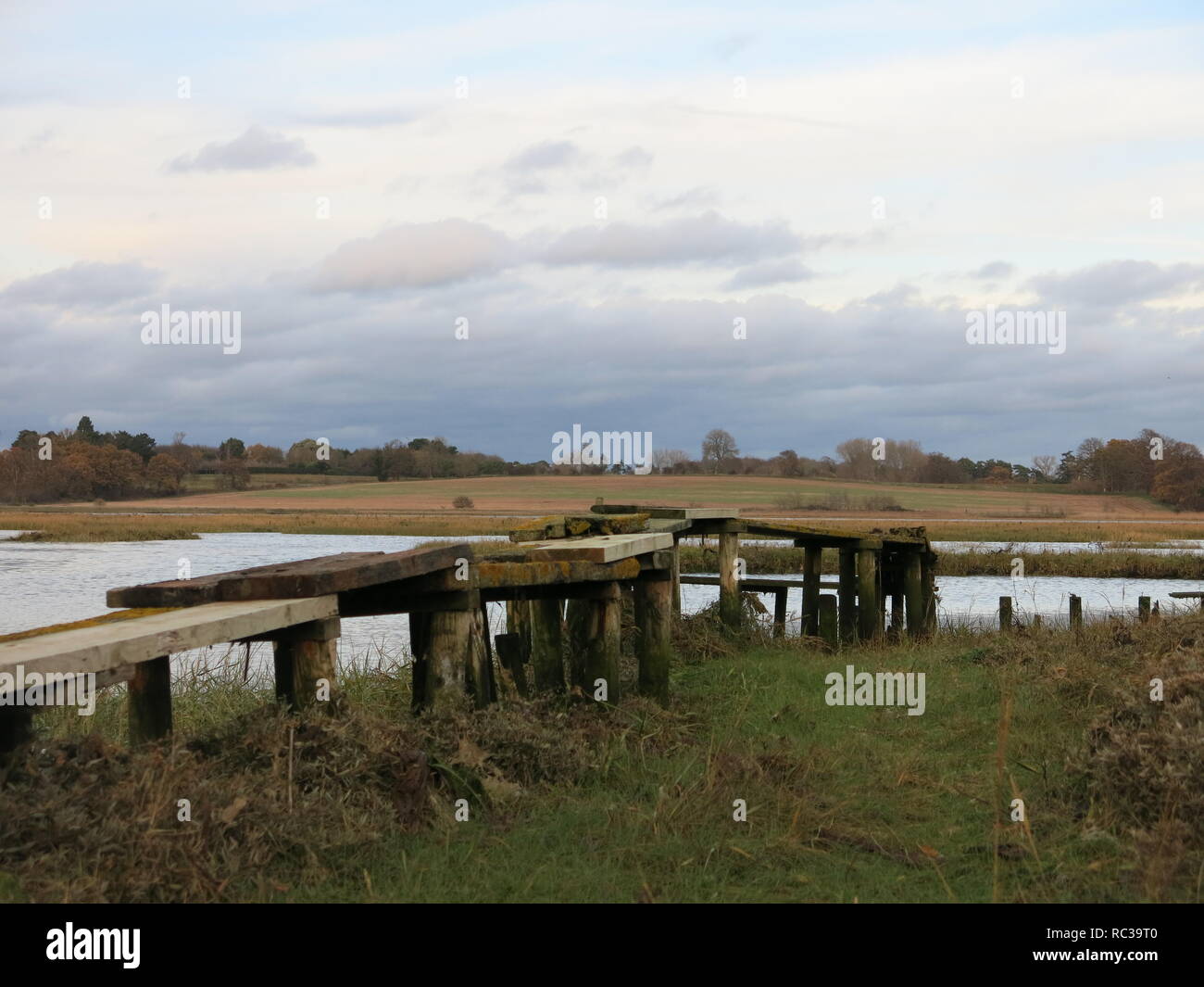 Una vista del estuario del río deben, una Zona de Excepcional Belleza Natural, con la marisma salada marismas y hábitats, y paseos para excursionistas Foto de stock