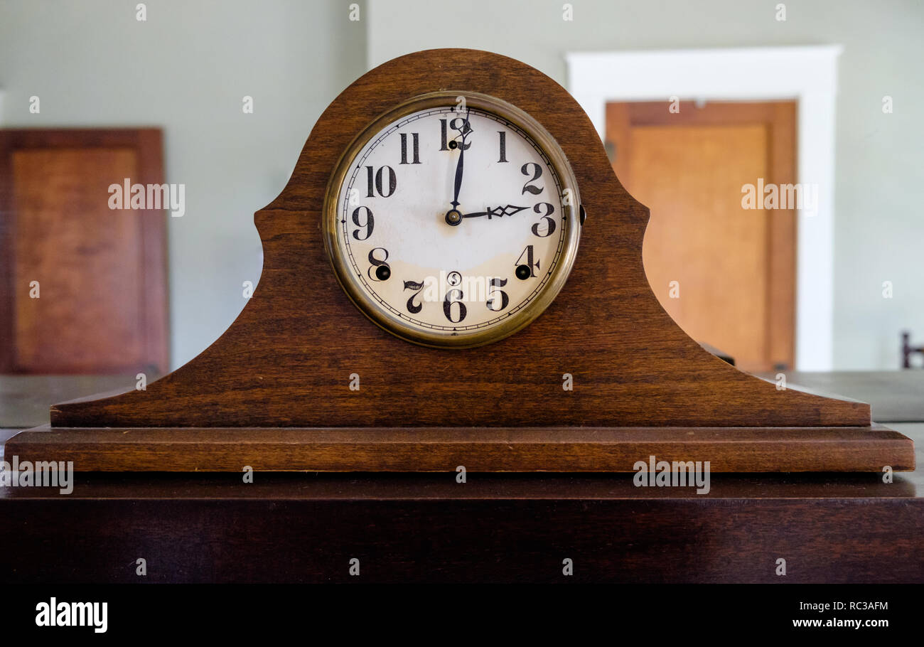 Reloj de sobremesa de madera antigua, con tiempo de 2 minutos pasados 3. Foto de stock