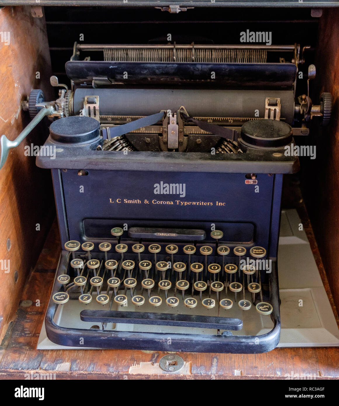 Antique L.C. Smith & Corona máquina de escribir manual en run down mesa de madera. Foto de stock