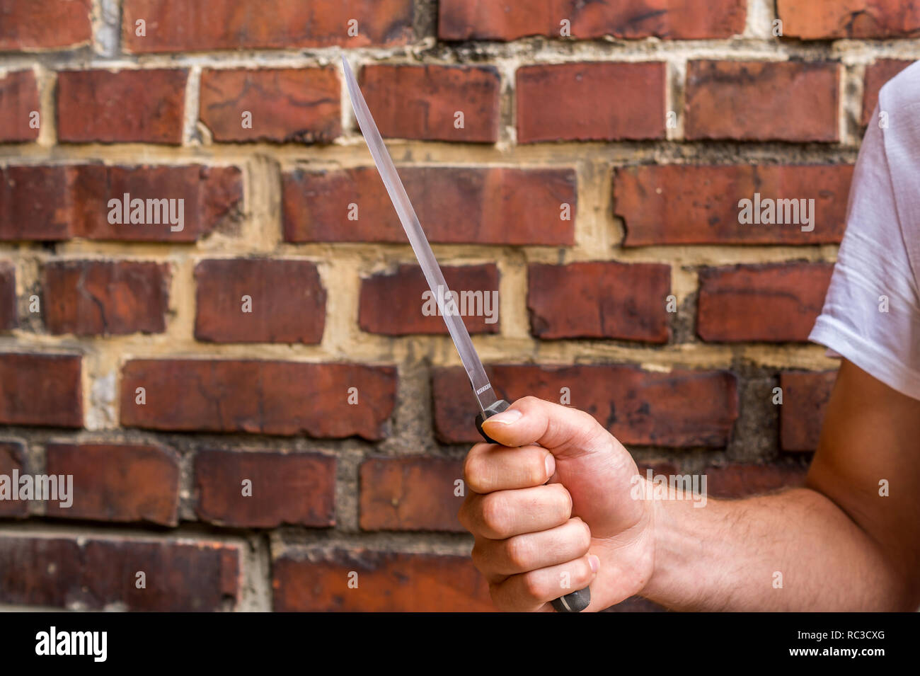 Hombre resuelto con la cuchilla Foto de stock