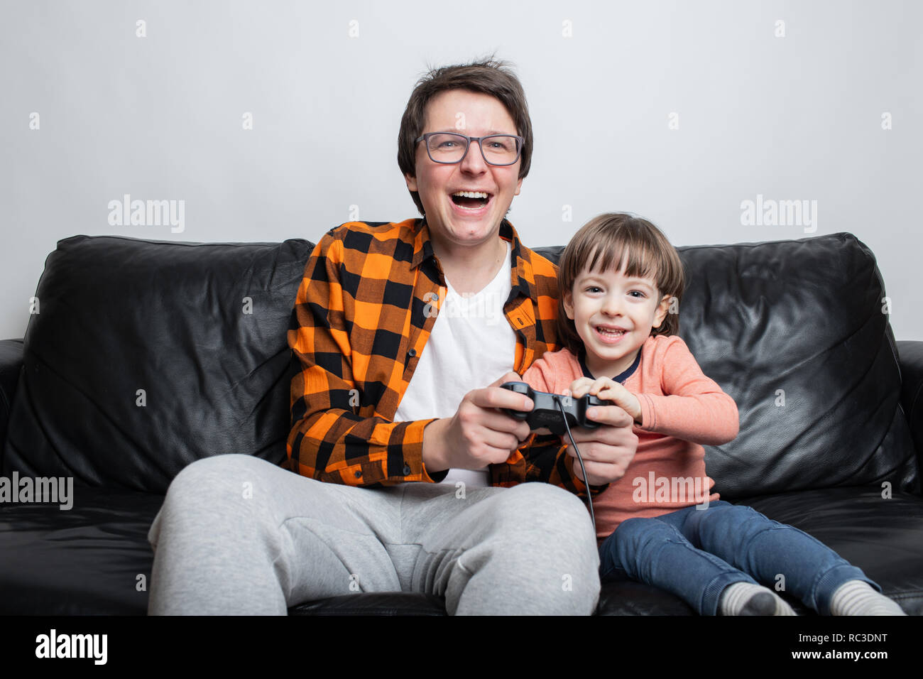 Niño Feliz En Gafas De Realidad Virtual Jugando Videojuegos Con Ruedas De  Carreras En Casa Fotos, retratos, imágenes y fotografía de archivo libres  de derecho. Image 73761949