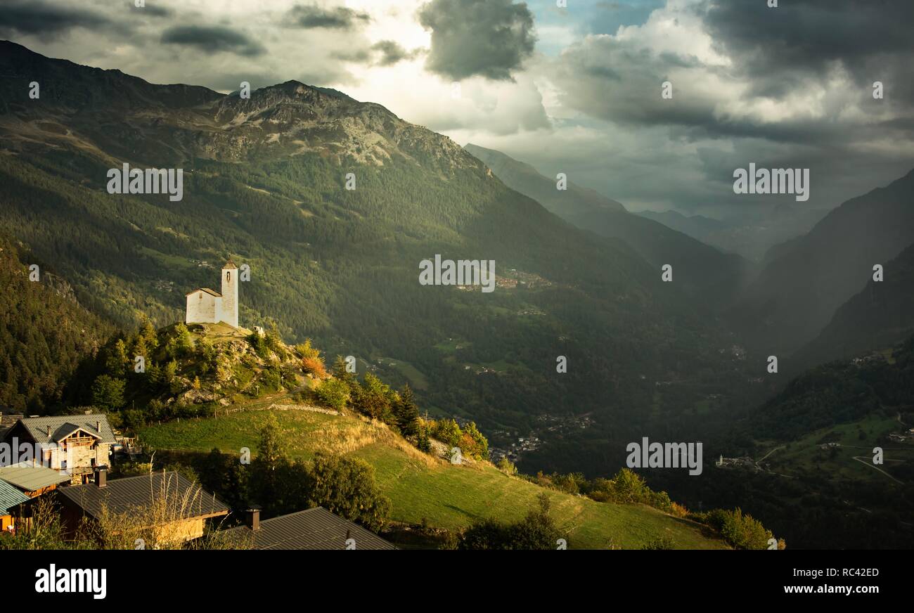 Las vistas del valle cerca de San Bernardo en Italia Foto de stock