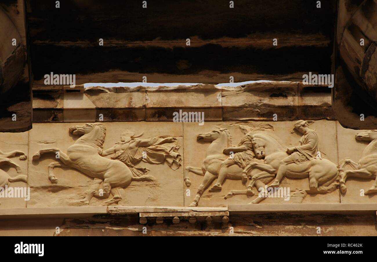 Grecia. Atenas. La acrópolis. El Partenón. Clásica del templo dedicado a Atenea. 447 BC-432 BC. Orden dórico. Arquitectos: Iktinos y Callicrates. Friso. Alto relieves bajo la dirección de Fidias. Cabalgata. Réplica. Foto de stock