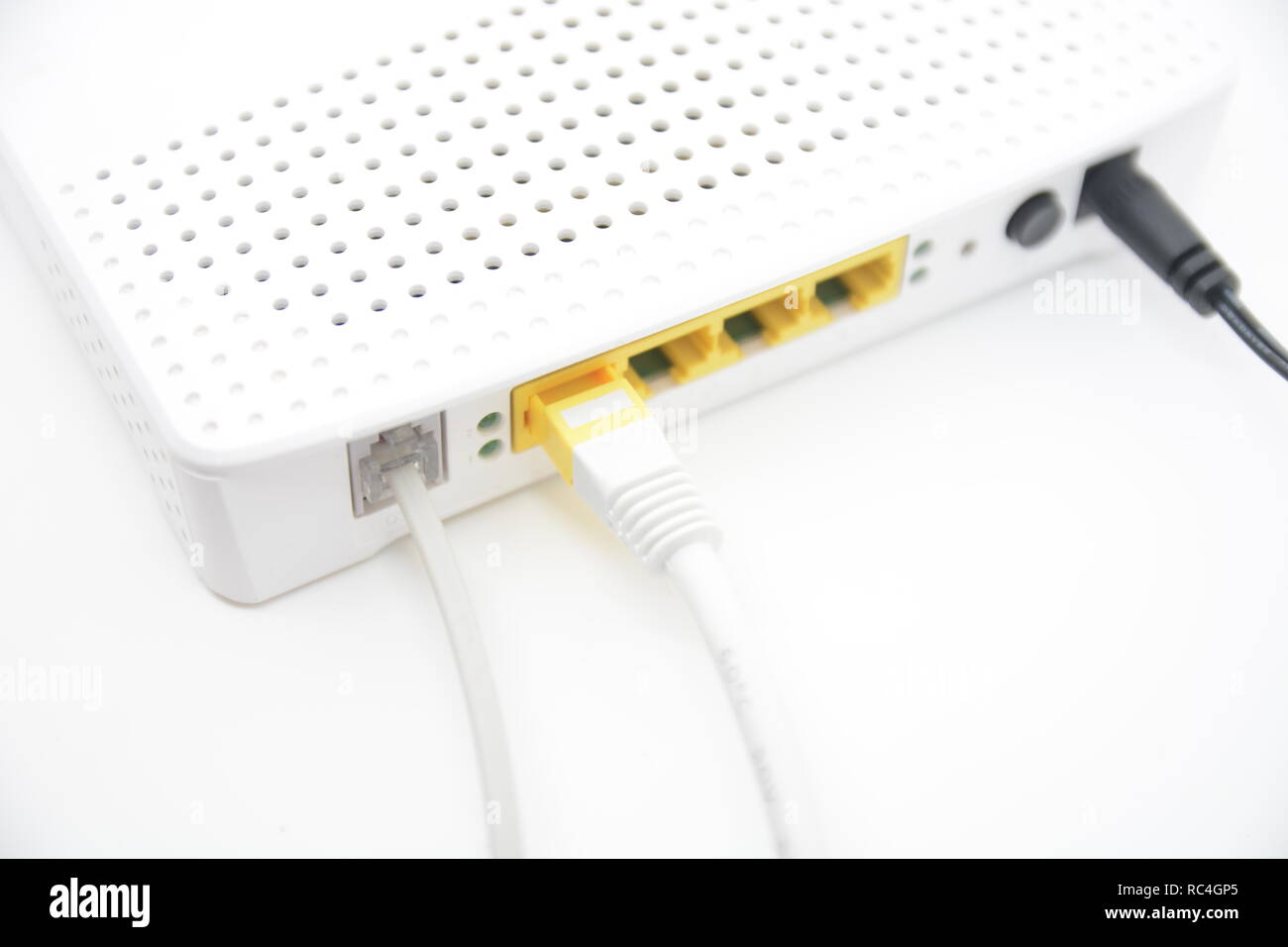 Líneas de internet módem router telephon líneas de conexión Fotografía de  stock - Alamy