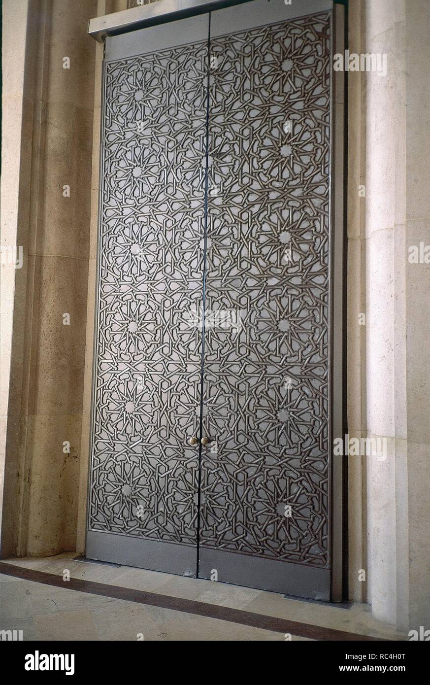 INTERIOR - PUERTA DE LATON Y TITANIO DECORADA CON ESTRELLAS DE DOCE PUNTAS DE LA Mezquita de Hassan II. Ubicación: Mezquita de Hassan II. CASABLANCA. Foto de stock