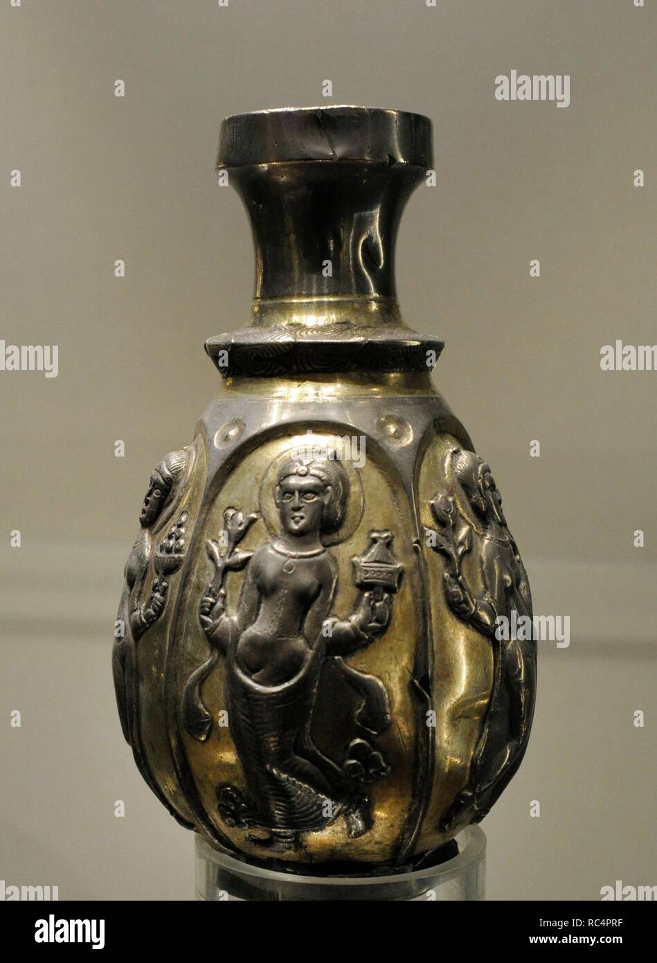 Sasán art. Jarrón con figuras femeninas. Plata; persiguiendo, el dorado. Irán. 6ª-7ª siglos. El Museo Estatal del Hermitage. San Petersburgo. Rusia. Foto de stock