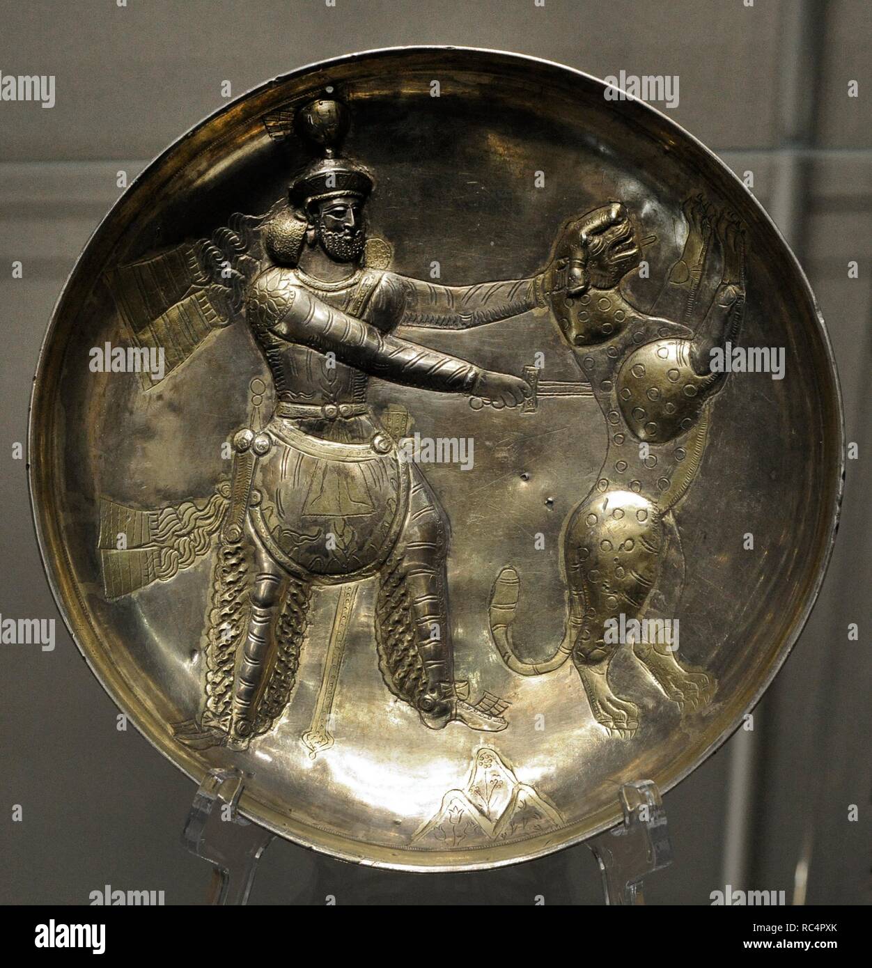 Sasán Art. placa con el rey Sapor III luchando contra un depredador. Plata; persiguiendo, el dorado. Irán. 4º siglo. Encontrar como parte de un tesoro en la región de Perm. Irán. El Museo Estatal del Hermitage. San Petersburgo. Rusia. Foto de stock