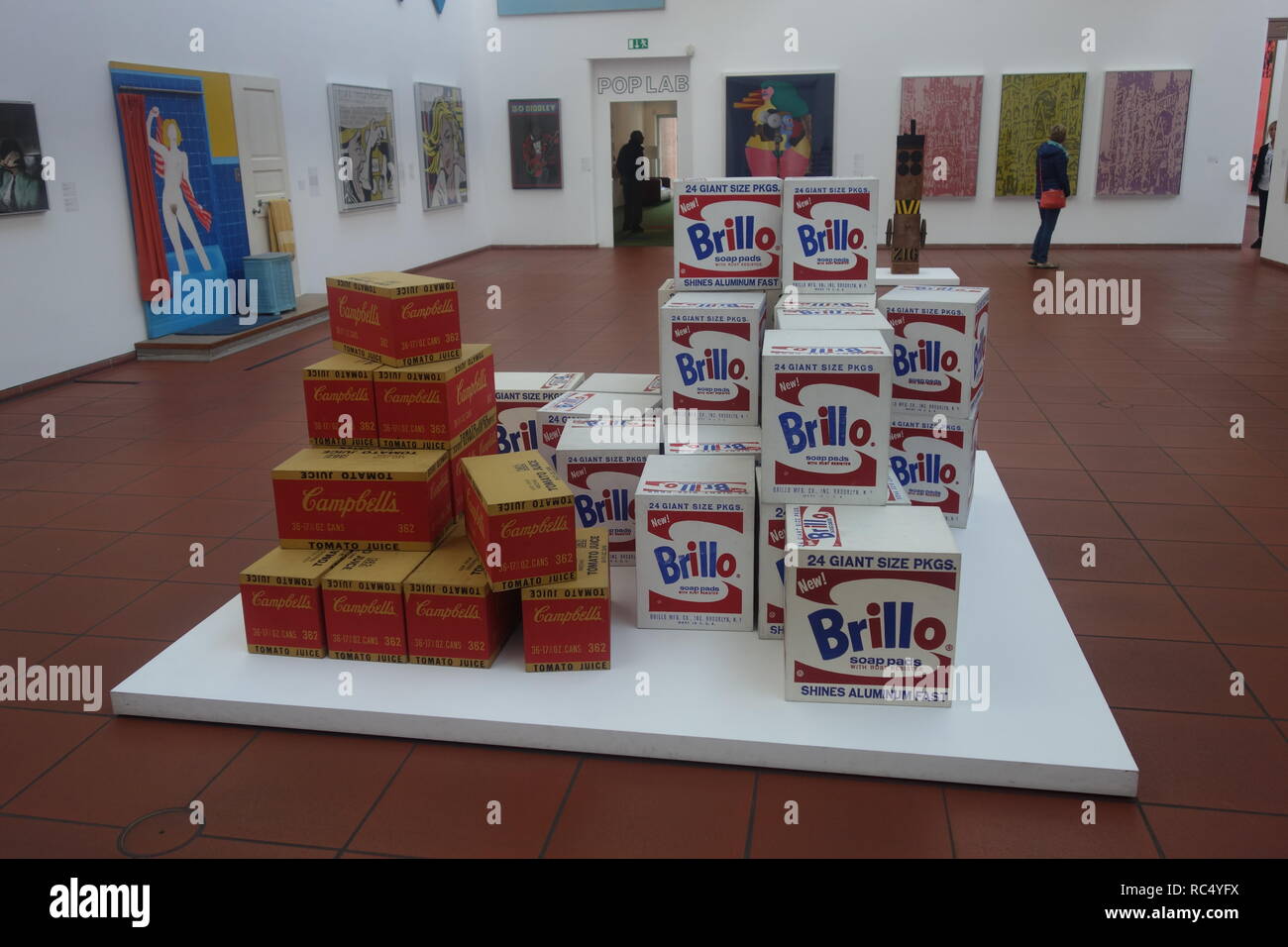 Almohadilla de Brillo de Andy Warhol y Campbell's Soup cajas en pantalla en la sala de arte pop en el Museo Ludwig en Colonia, Alemania. Foto de stock