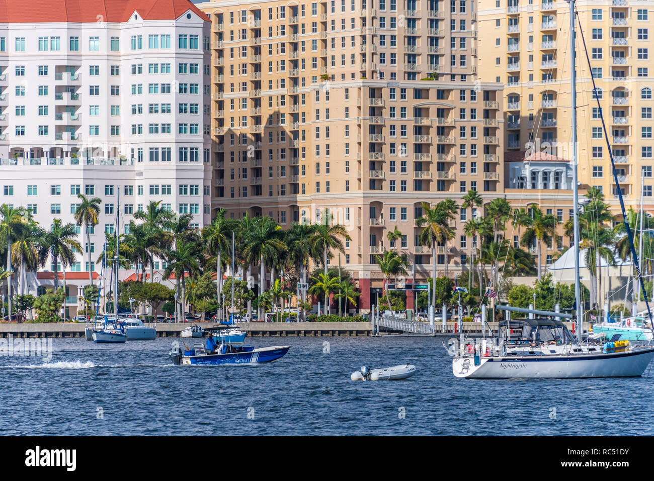 Waterfront vista de West Palm Beach, Florida, con actividad náutica en el Intracoastal Waterway. (Ee.Uu.) Foto de stock