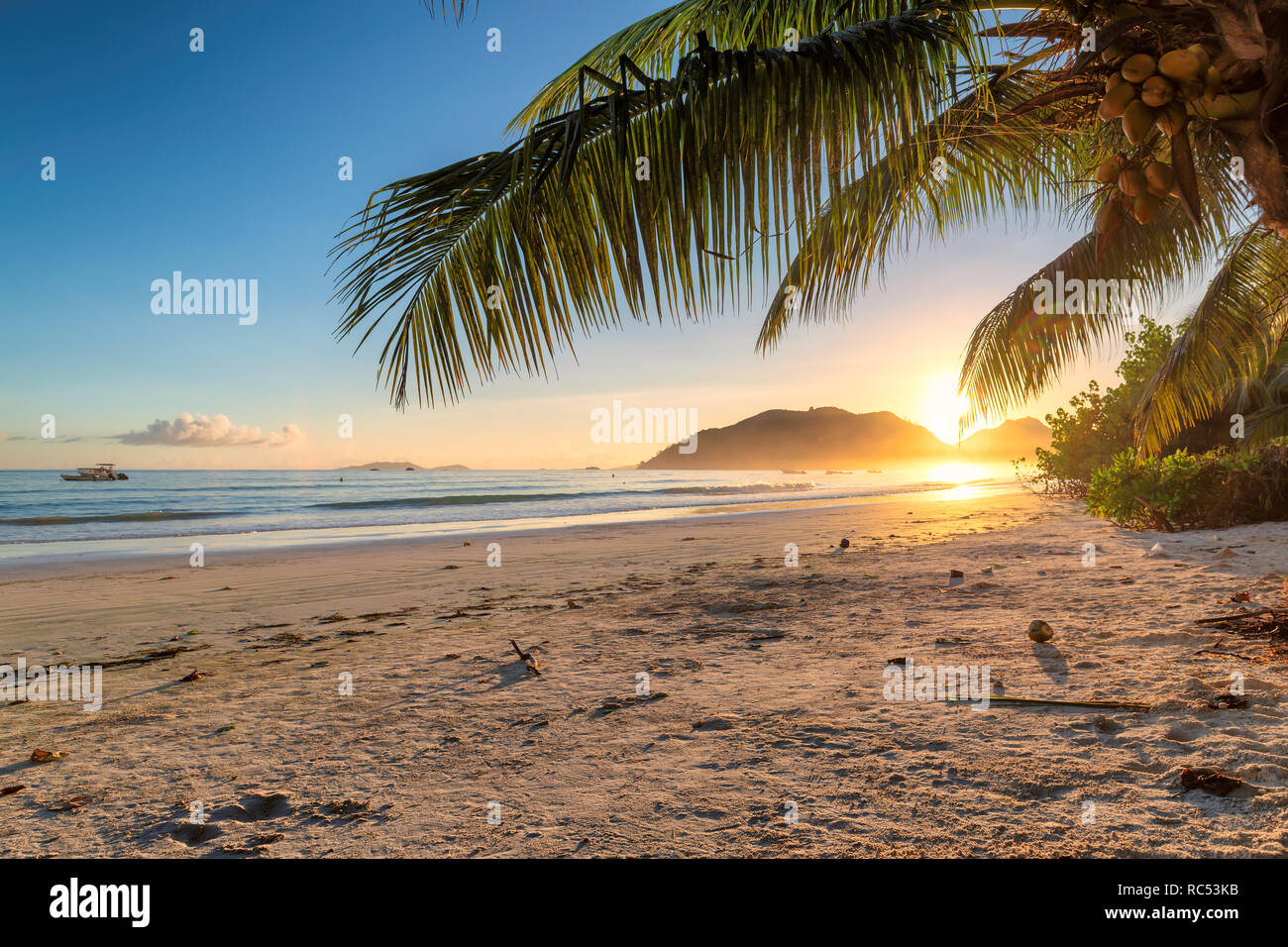Hermoso amanecer sobre la playa tropical de la isla caribeña. Foto de stock