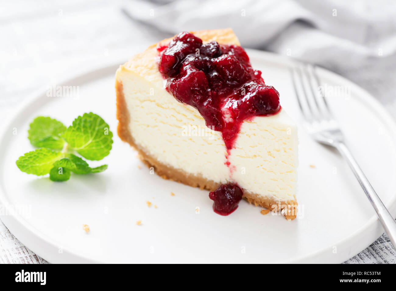Clásico Cheesecake con salsa de cerezas en la placa blanca. Delicioso postre delicioso pastel de crema Foto de stock