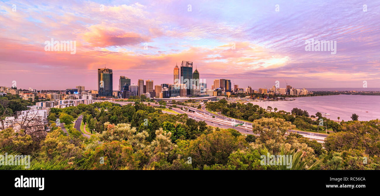 Perth, Australia Occidental. El horizonte de la ciudad de Perth al atardecer visto desde el Parque Kings Foto de stock