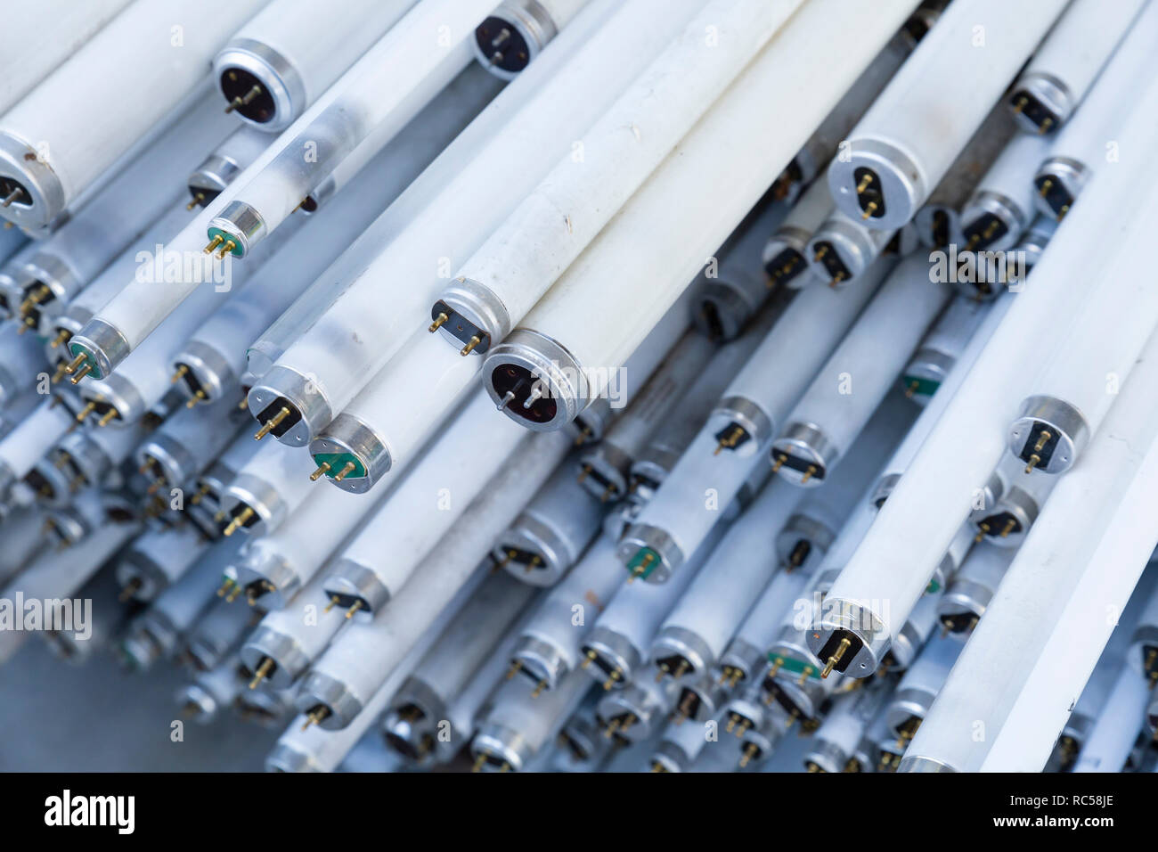 Reciclar tubos fluorescentes fotografías e imágenes de alta resolución