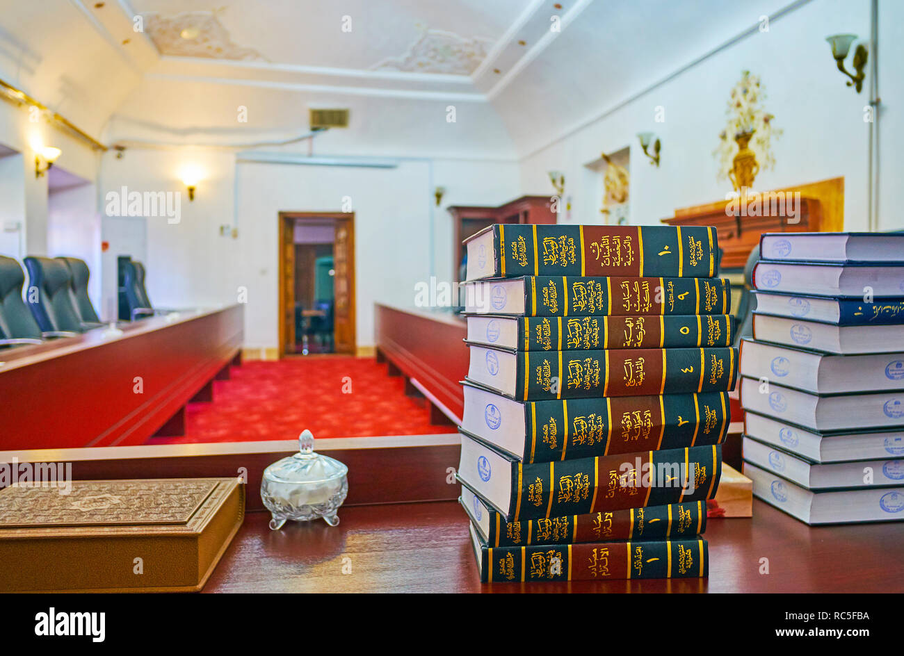 YAZD, Irán, 18 de octubre de 2017: el interior de la sala de actos del Colegio de Abogados de Yazd con una pila de libros de derecho en primer plano, el 18 de octubre en ya Foto de stock