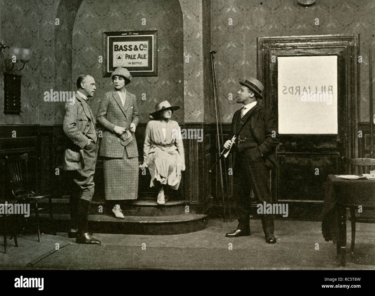"En la subasta", 1920, (1928). Creador: Foulsham y Banfield. Foto de stock