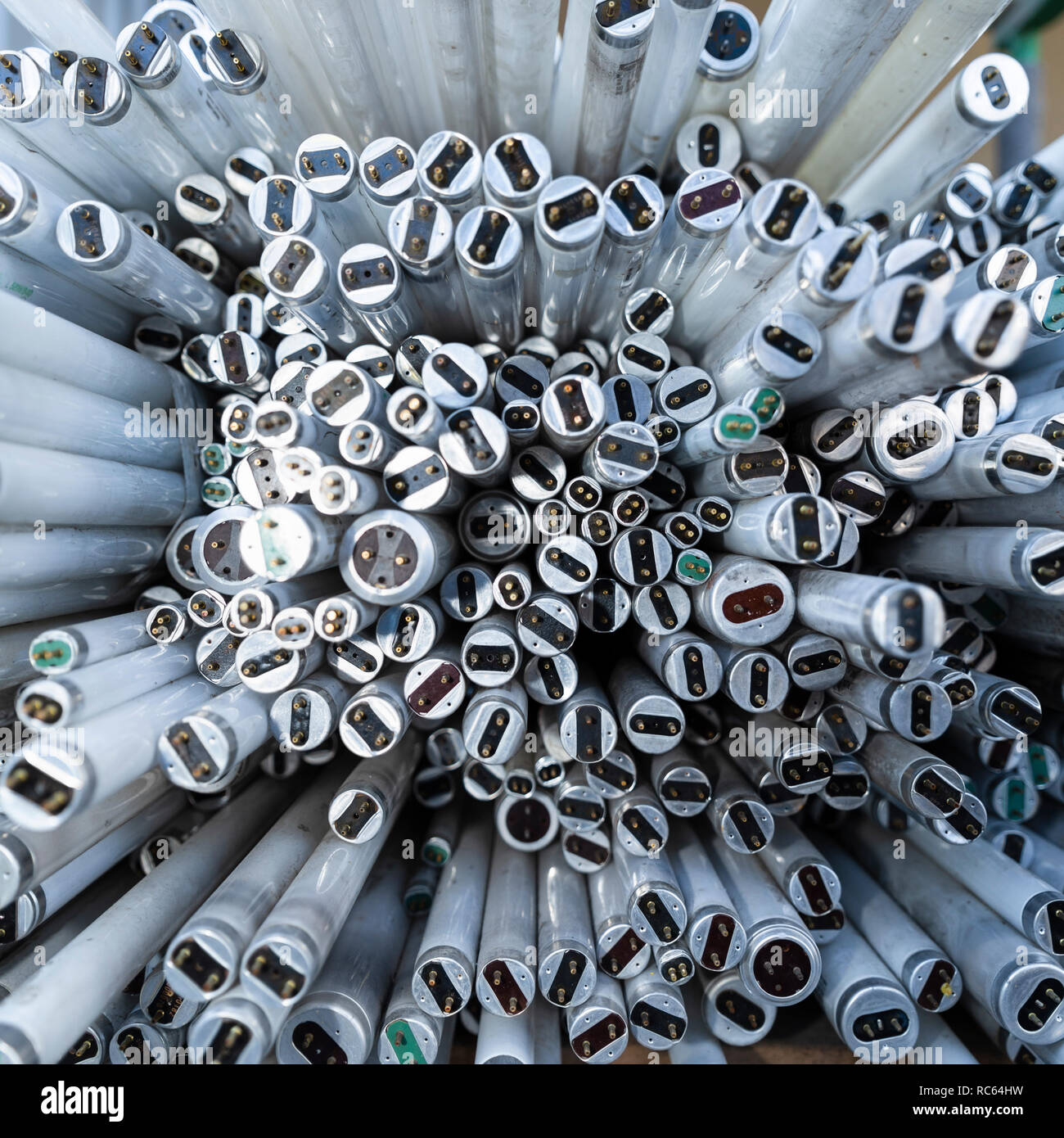 Reciclar tubos fluorescentes fotografías e imágenes de alta resolución