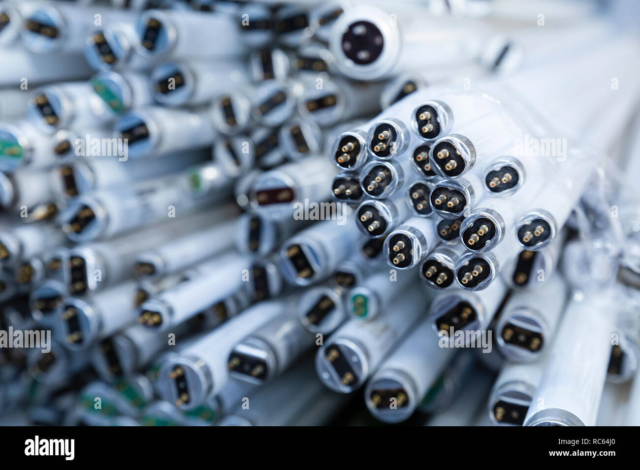 Close-up de una pila de desuso descartados y tubos de lámpara de neón esperando el reciclaje Foto de stock