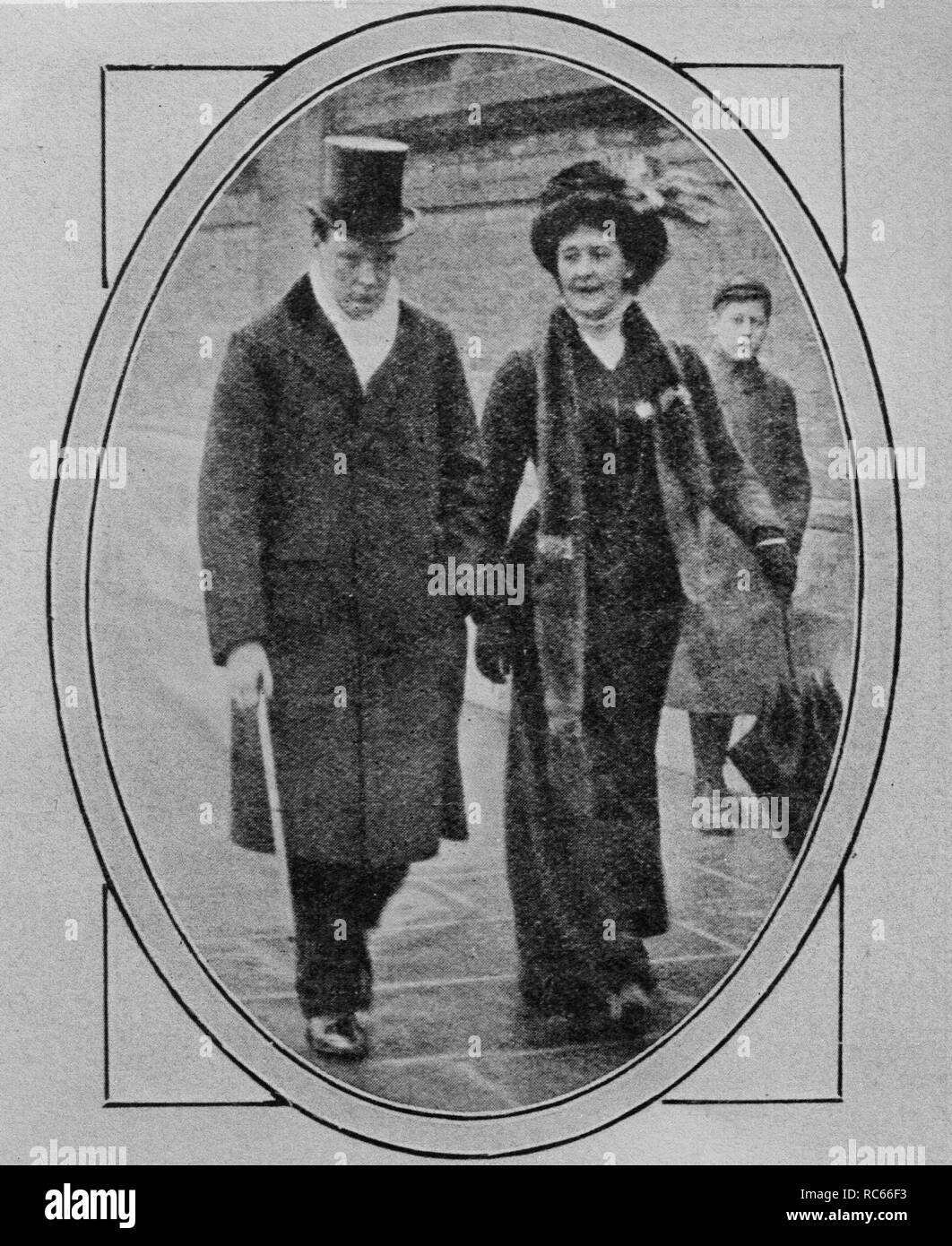 Winston Churchill y el Suffragette, Miss mayo dibujó, caminando cerca de la casa de los Comunes. De abril de 1909 Foto de stock