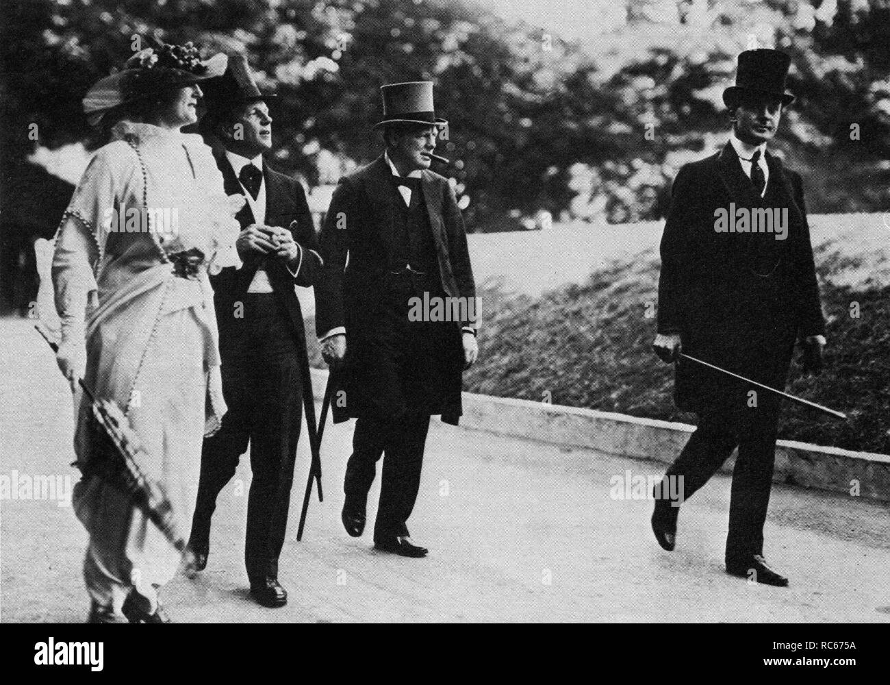 Winston Churchill, Clementine Churchill, el Almirante Hood y Secretario Privado Eddie Marsh en el Lords Cricket Ground. 1913 Foto de stock