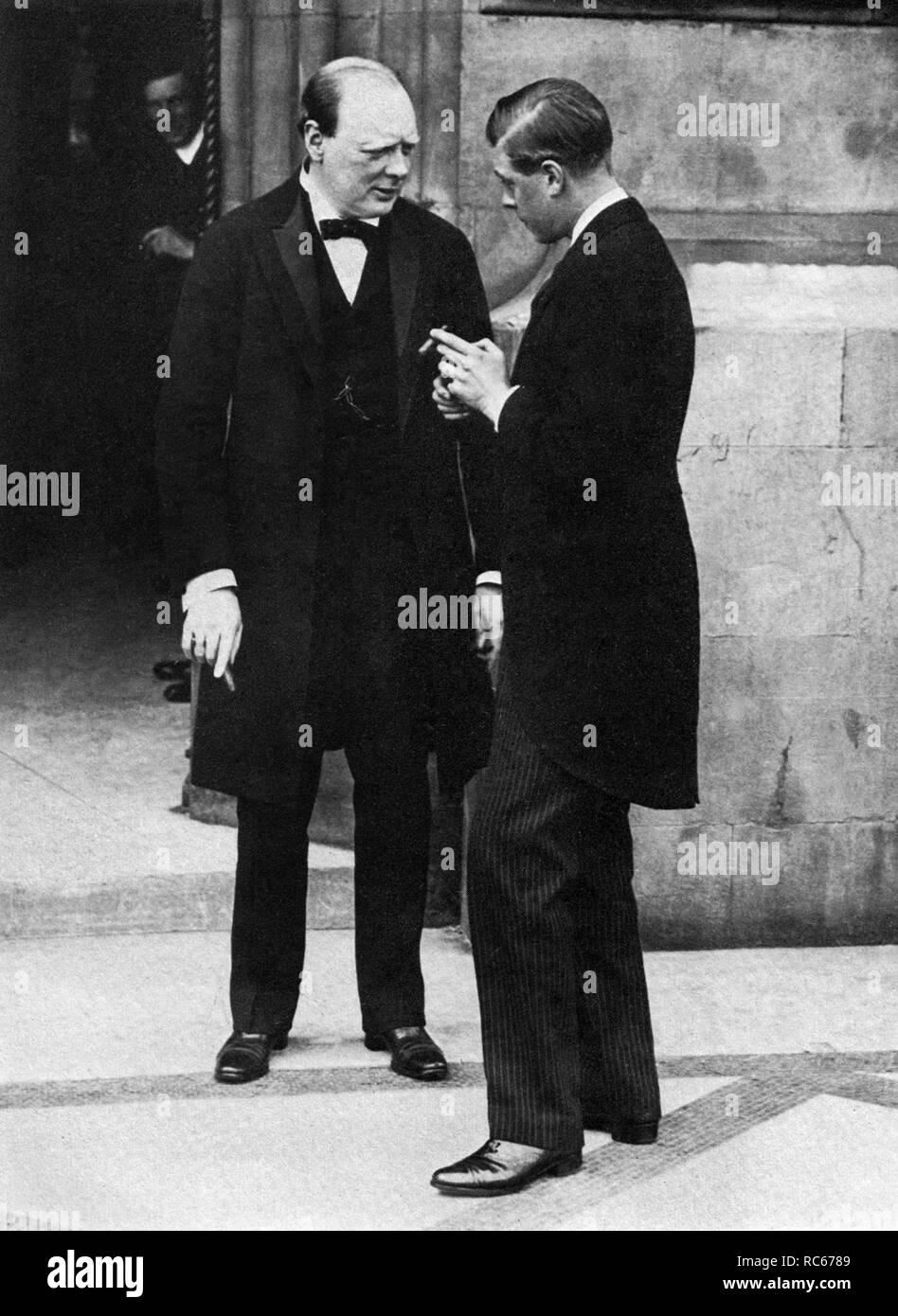 Winston Churchill y el Príncipe de Gales (más tarde Rey Edward Vlll) En una fiesta de almuerzo de la Cámara de los comunes en honor de Tres aviadores americanos.5 de junio de 1919 Foto de stock