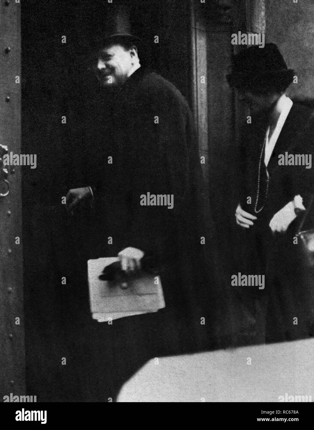 Winston Churchill con Clementine Churchill llegar a Lincolns Inn a testificar sobre los tanques en la Real Comisión sobre premios a inventores.Oct 1919 Foto de stock