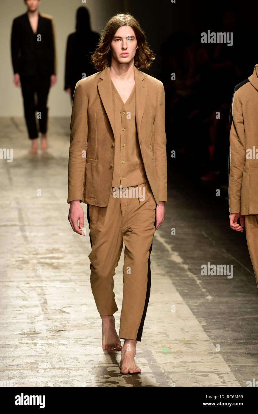 Milán, Italia. 14 ene, Milano Moda Uomo otoño/invierno 2019 2020 FASHION SHOW Vestimenta Monje Crédito: Agencia Fotográfica Independiente/Alamy Live News Fotografía de stock - Alamy