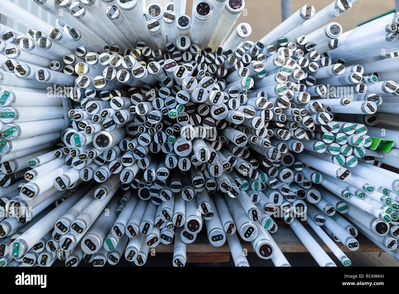 Reciclar tubos fluorescentes fotografías e imágenes de alta resolución