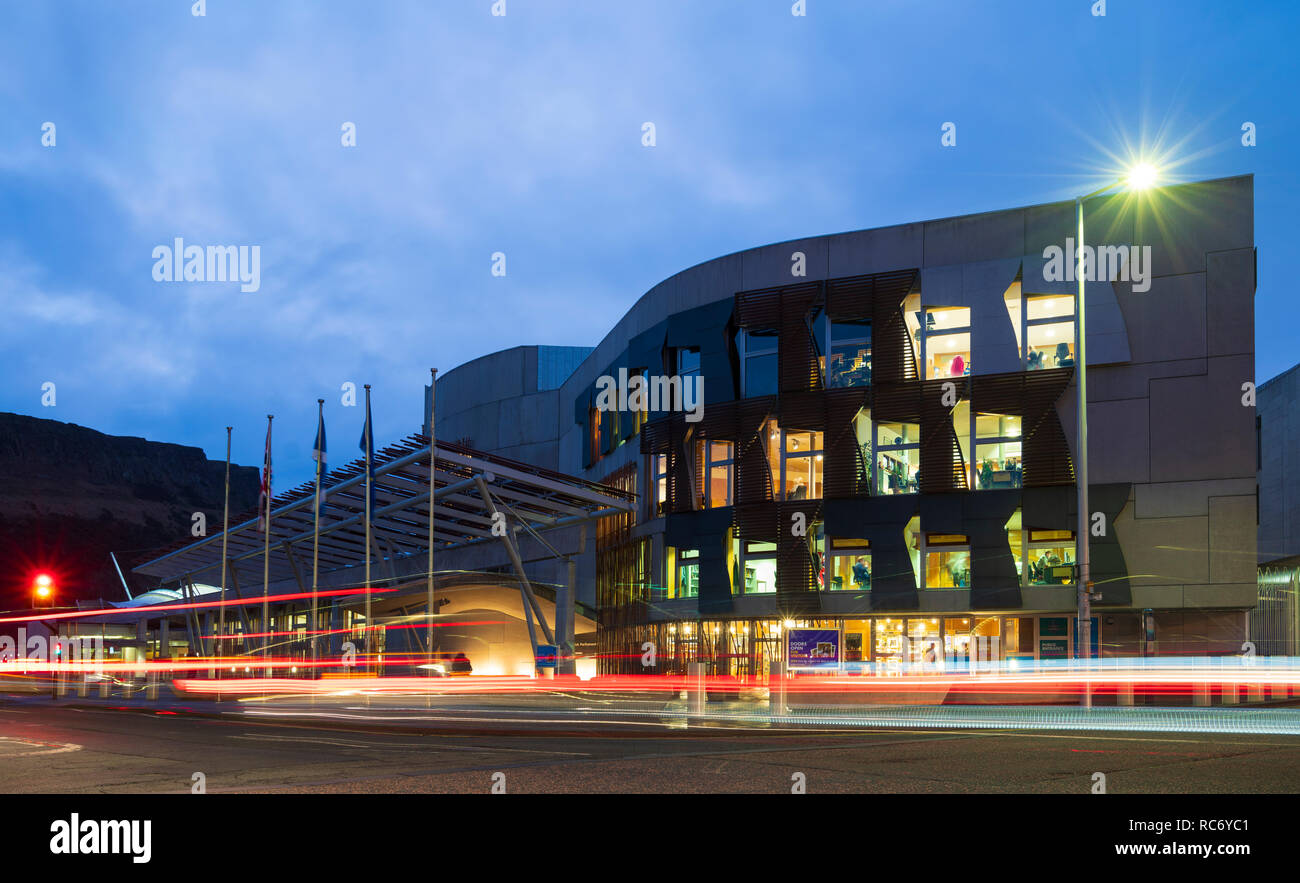 Vista nocturna del edificio del Parlamento de Escocia en Holyrood en Edimburgo, Escocia, Reino Unido Foto de stock
