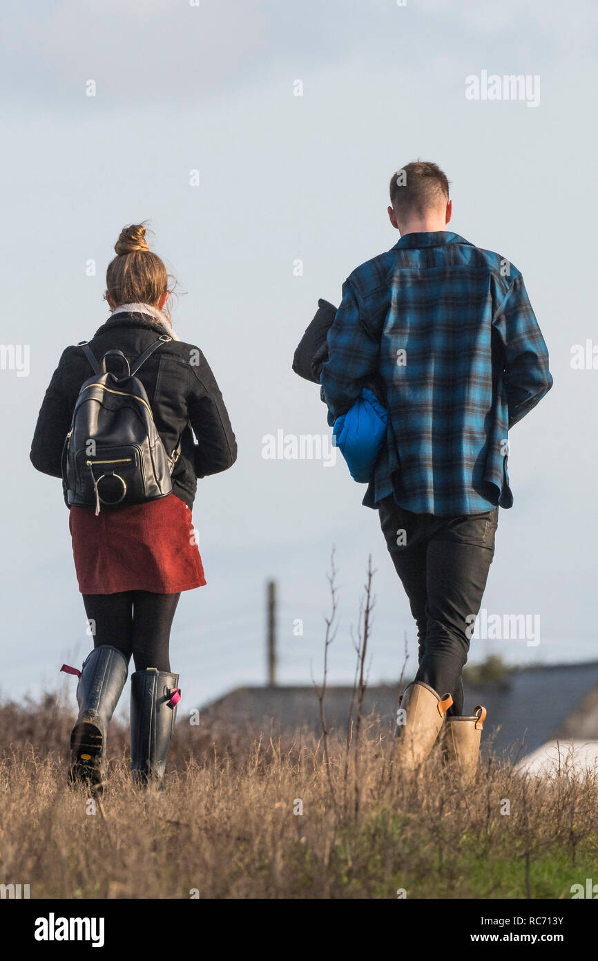 Dos personas caminando a través de un campo. Foto de stock