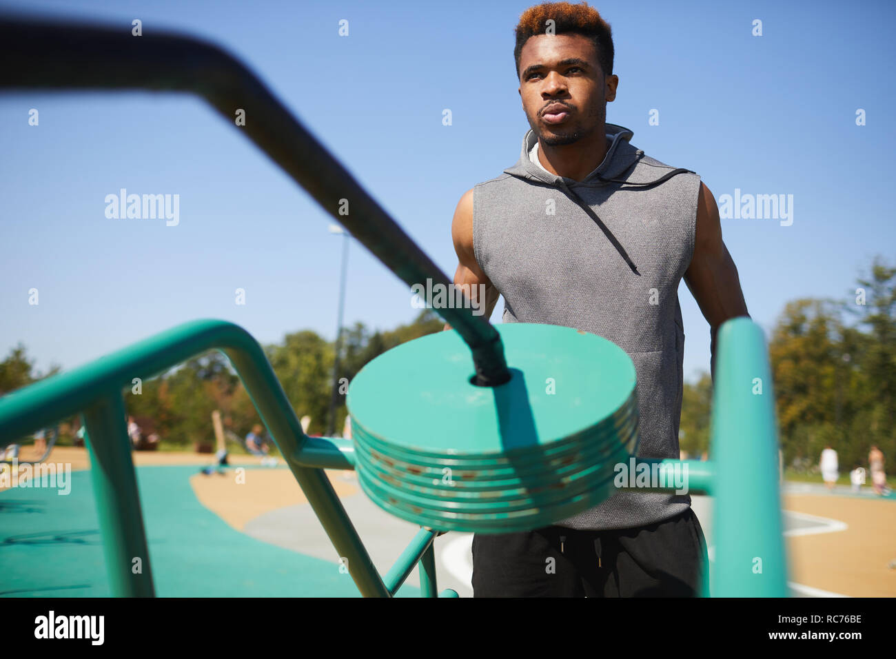 Hombre Negro de la respiración durante el entrenamiento con el equipo del gimnasio Foto de stock