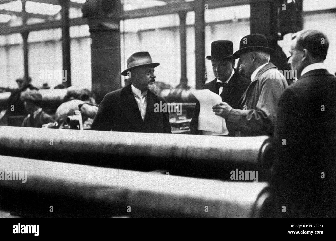 Winston Churchill visitando la pistola Beardmore trabaja en Glasgow, el 8 de octubre de 1917, mientras que el ministro de Municiones bajo Lloyd George Foto de stock