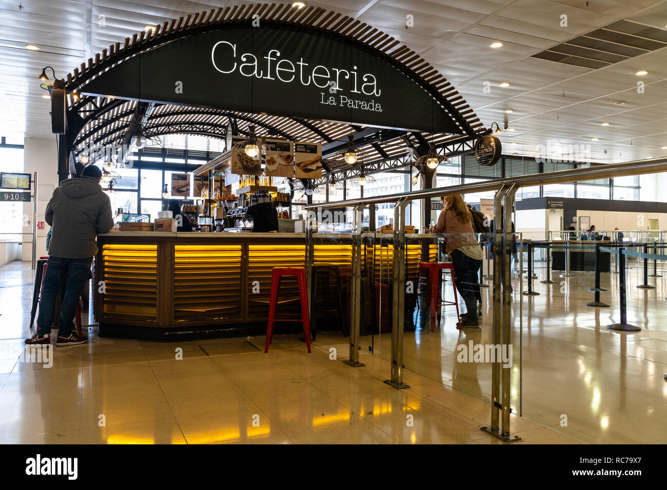Cafetería, una cafetería de la partida, la partida, en la estación de tren  de Sants de Barcelona, España Fotografía de stock - Alamy
