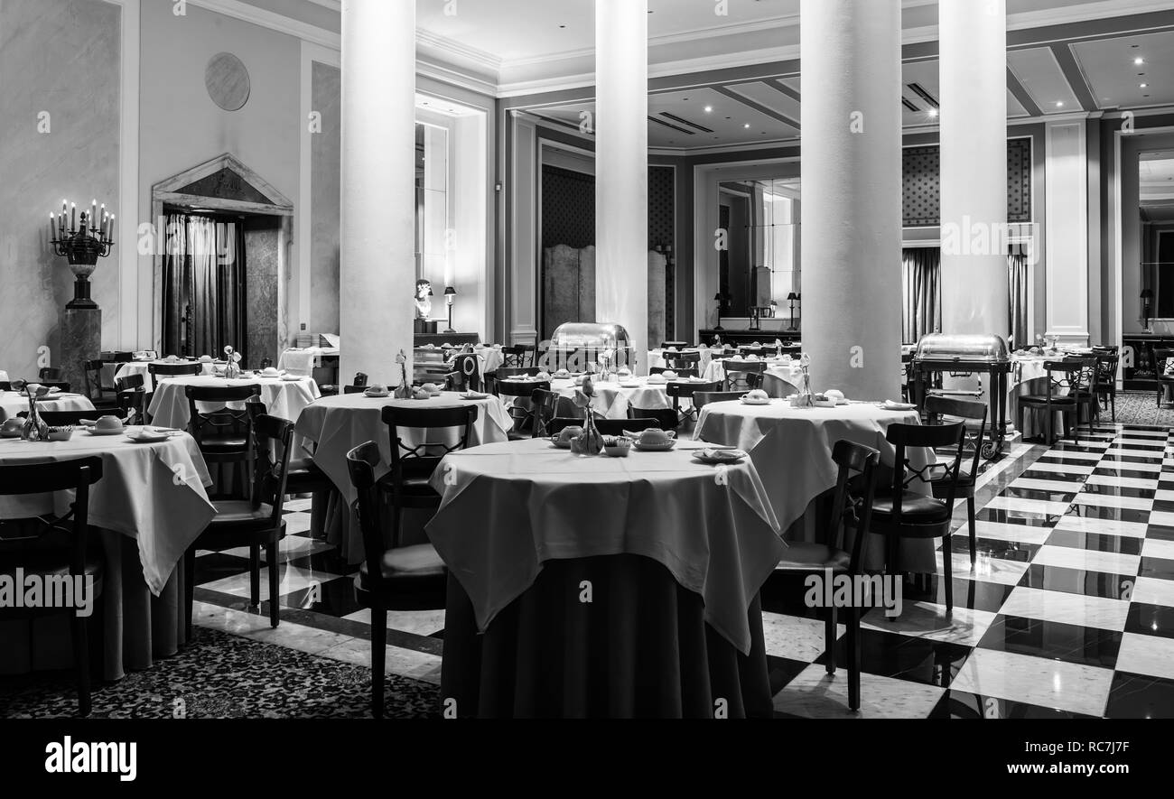 Comedor tradicional en el famoso hotel palacio que fue frecuentado por ambos espías alemanes y aliados durante la segunda guerra mundial, así como Ian Fleming Foto de stock