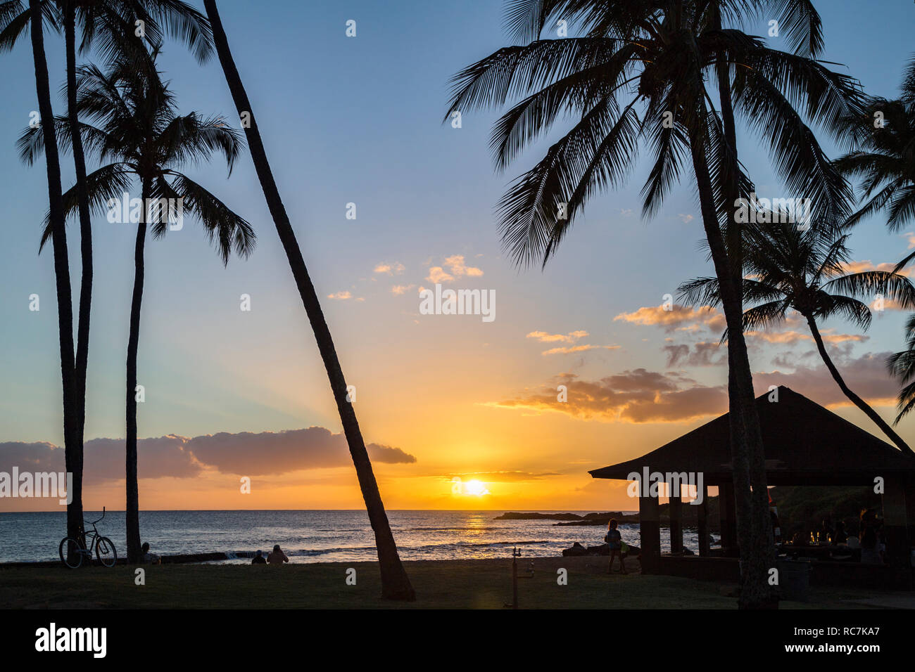 Beautifiul atardecer en la playa de Salt Pond, Kauai Hawaii Foto de stock