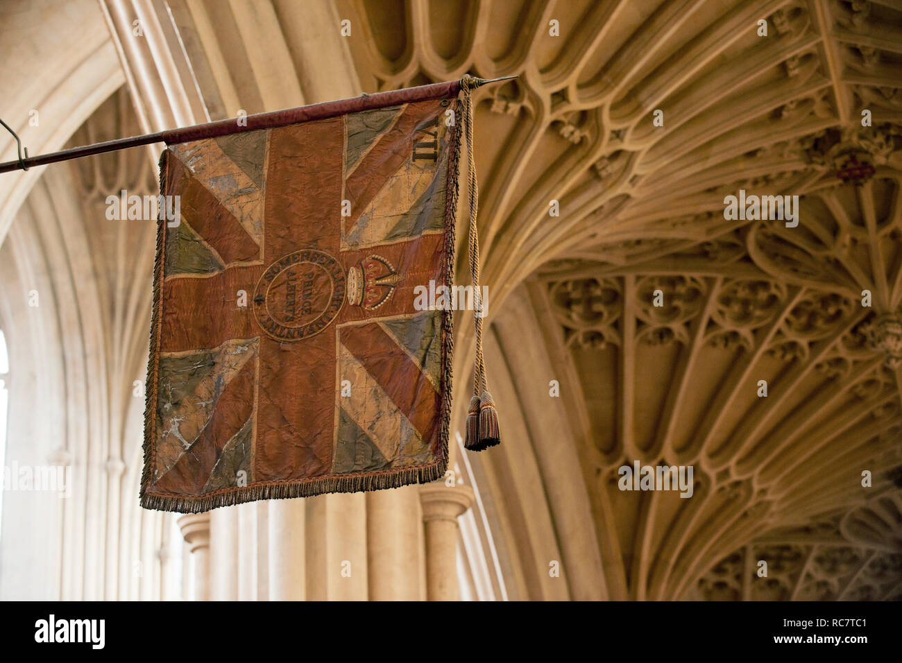 Bandera de Union Jack en el interior de Bath Abbey, Somerset, Reino Unido Foto de stock